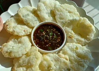 Cireng khas Bandung punya cita rasa gurih dan renyah. Simak resep dan rahasia membuat cireng kopong ala chef profesional yang mudah dipraktikkan di rumah. (Sumber: Radar Madura)