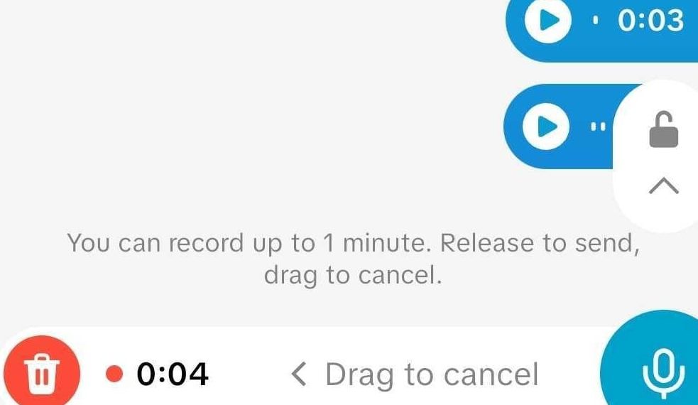 Tampilan antarmuka TikTok yang menunjukkan ikon rekam voice note dan pesan suara dalam jendela Direct Message. (Sumber: The Verge)