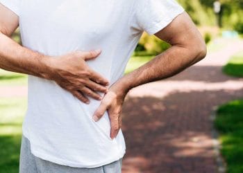 Kenali gejala-gejala awal gagal ginjal seperti mudah lelah, perubahan frekuensi buang air kecil, bengkak, hingga mual agar bisa mendeteksi sejak dini dan mendapatkan penanganan lebih awal.