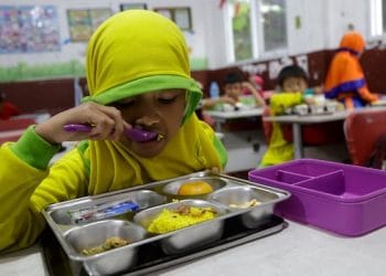 DPR khawatir orang tua melarang anak makan menu MBG setelah kasus keracunan massal, soroti pengawasan dan keamanan pangan menu Program Makan Bergizi Gratis harus ditingkatkan. Foto: BAGUS INDAHONO/EPA/Shutterstock