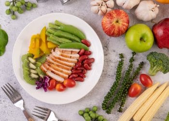 Sliced ​​chicken steak with peas, tomatoes, kiwi and pumpkin. (Sumber: Freepik)