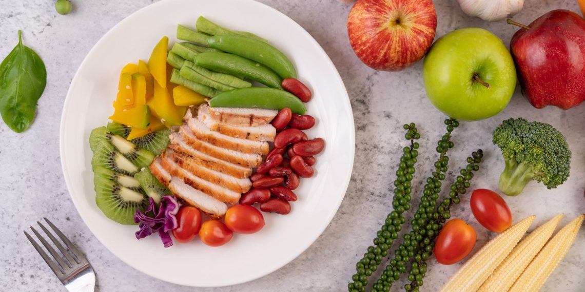 Sliced ​​chicken steak with peas, tomatoes, kiwi and pumpkin. (Sumber: Freepik)
