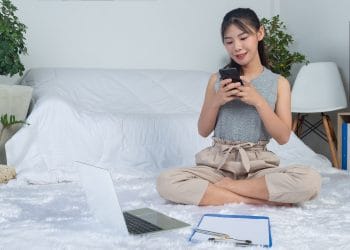 Temukan trik menjaga kesehatan mental di era digital. Pelajari cara mengelola stres, kecanduan gadget, dan menjaga keseimbangan hidup modern. (Sumber: Freepik)