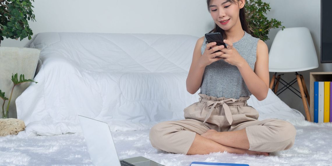 Temukan trik menjaga kesehatan mental di era digital. Pelajari cara mengelola stres, kecanduan gadget, dan menjaga keseimbangan hidup modern. (Sumber: Freepik)