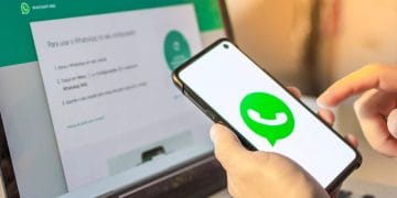 Ilustrasi penggunaan WhatsApp Web dengan panel emoji/stiker terbuka—situasi di mana banyak pengguna melaporkan kesulitan menggulir chat. (Sumber: Shutterstock)