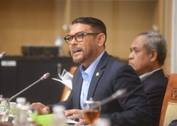 Anggota Komisi III DPR RI, Nasir Djamil menyambut baik kebijakan Kakorlantas yang membatasi penggunaan sirene dan strobo pengawalan di sore-malam, serta mengusulkan aturan volume sirene agar tak mengganggu warga. Foto: Istimewa