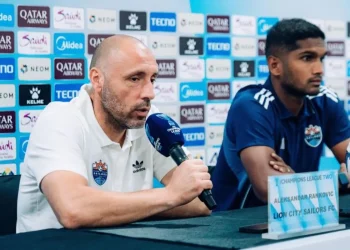 Pelatih Lion City Sailors, Aleksandar Rankovic, memoles strategi jelang laga tandang lawan Persib Bandung di Stadion Gelora Bandung Lautan Api. (Foto: ANTARA FOTO / Rachman)