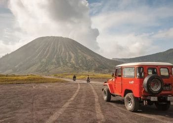 Panorama wisata Gunung Bromo yang memikat hati, menggambarkan daya tarik destinasi meski jumlah kunjungan menurun. (Sumber gambar: telkomsel.com)