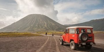 Panorama wisata Gunung Bromo yang memikat hati, menggambarkan daya tarik destinasi meski jumlah kunjungan menurun. (Sumber gambar: telkomsel.com)