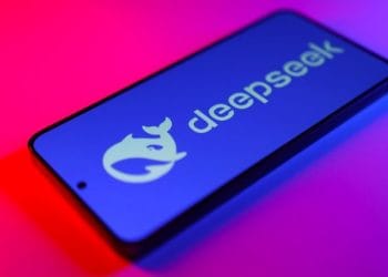DeepSeek memperkenalkan model “sparse attention” dalam V3.2-exp untuk memotong biaya API hingga 50 persen dalam konteks panjang. (Sumber: REUTERS/Dado Ruvi)