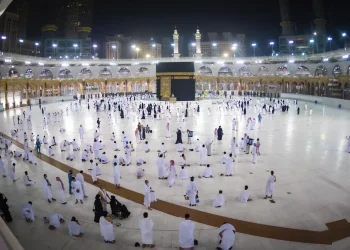 Simak tips persiapan Umroh agar perjalanan ibadah Anda lancar dan nyaman — dari dokumen, kesehatan, barang bawaan, hingga mental dan kesabaran. (Sumber: Kompas)