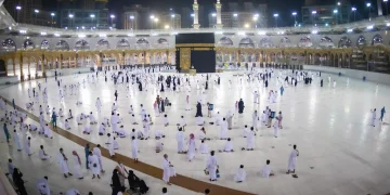 Simak tips persiapan Umroh agar perjalanan ibadah Anda lancar dan nyaman — dari dokumen, kesehatan, barang bawaan, hingga mental dan kesabaran. (Sumber: Kompas)