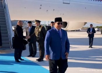 Presiden Prabowo Subianto tiba di New York untuk menghadiri Sidang Umum PBB ke-80. Kehadirannya disambut meriah oleh diaspora Indonesia dengan penuh antusias. (Sumber: BPMI Setpres Via metrotvnews.com)