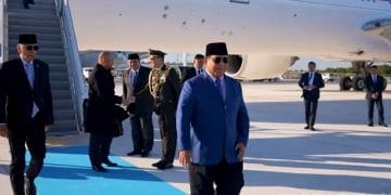 Presiden Prabowo Subianto tiba di New York untuk menghadiri Sidang Umum PBB ke-80. Kehadirannya disambut meriah oleh diaspora Indonesia dengan penuh antusias. (Sumber: BPMI Setpres Via metrotvnews.com)
