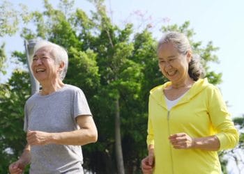 Sebuah studi menemukan bahwa lansia 60 tahun ke atas dapat kembali ke tingkat kesejahteraan optimal dalam tiga tahun dengan olahraga teratur dan pola makan sehat. Pelajari seluk-beluk temuan, strategi, dan implikasi untuk kehidupan lansia. Foto: imtmphoto | Kredit: Getty Images