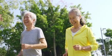 Sebuah studi menemukan bahwa lansia 60 tahun ke atas dapat kembali ke tingkat kesejahteraan optimal dalam tiga tahun dengan olahraga teratur dan pola makan sehat. Pelajari seluk-beluk temuan, strategi, dan implikasi untuk kehidupan lansia. Foto: imtmphoto | Kredit: Getty Images