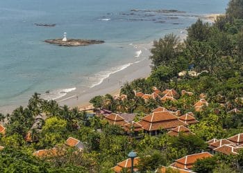 Pantai Batu Belig di Kerobokan, Bali menawarkan suasana tenang, pasir keemasan, sunset indah, dan spot kuliner unik. Simak ulasan lengkap tentang daya tarik, aktivitas, hingga tips liburan ke destinasi tersembunyi ini. Foto: Freepik