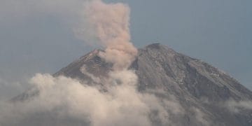 Gunung Semeru saat erupsi melepaskan kolom abu yang membumbung ke atas puncak, terlihat dari Pos Pengamatan. (Sumber: ANTARA FOTO/Ari Bowo Sucipto Via CNN Indonesia)