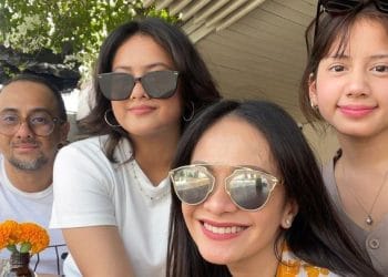 Ersa Mayori menangis melepas putrinya yang akan belajar di Jepang, momen pelukan dan kecupan yang penuh haru memperlihatkan cinta ibu-anak dalam kisah perpisahan mendalam. Foto: Instagram/ersamayori