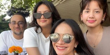 Ersa Mayori menangis melepas putrinya yang akan belajar di Jepang, momen pelukan dan kecupan yang penuh haru memperlihatkan cinta ibu-anak dalam kisah perpisahan mendalam. Foto: Instagram/ersamayori