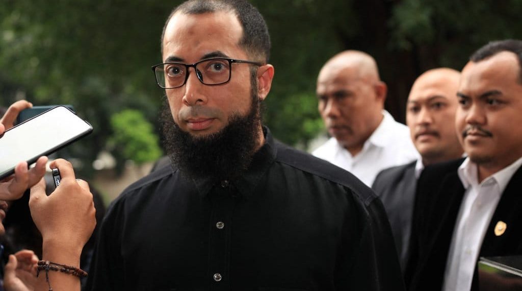 KPK mengonfirmasi bahwa Ustaz Khalid Basalamah telah mengembalikan uang terkait kasus korupsi kuota haji 2024. Dari pembayaran jamaah dan penjualan kuota tambahan, dana diklaim sudah disetorkan ke negara. Simak rincian dan proses penyelidikannya. Foto: tirto