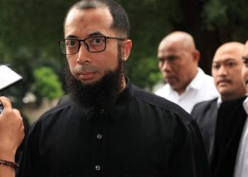 KPK mengonfirmasi bahwa Ustaz Khalid Basalamah telah mengembalikan uang terkait kasus korupsi kuota haji 2024. Dari pembayaran jamaah dan penjualan kuota tambahan, dana diklaim sudah disetorkan ke negara. Simak rincian dan proses penyelidikannya. Foto: tirto