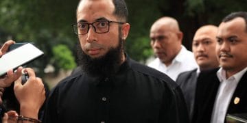 KPK mengonfirmasi bahwa Ustaz Khalid Basalamah telah mengembalikan uang terkait kasus korupsi kuota haji 2024. Dari pembayaran jamaah dan penjualan kuota tambahan, dana diklaim sudah disetorkan ke negara. Simak rincian dan proses penyelidikannya. Foto: tirto