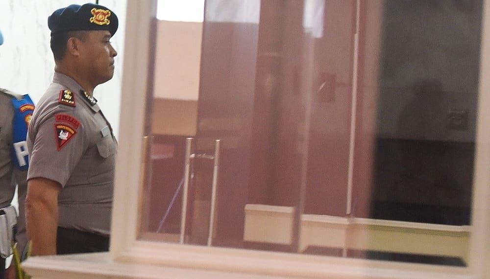 Kompol Kosmas K. Gae berjalan ke ruang sidang etik di Gedung TNCC Mabes Polri, Jakarta. (Sumber: ANTARA/Indrianto Eko Suwarso)