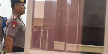 Kompol Kosmas K. Gae berjalan ke ruang sidang etik di Gedung TNCC Mabes Polri, Jakarta. (Sumber: ANTARA/Indrianto Eko Suwarso)