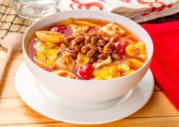 Semangkuk asinan buah khas Bogor dengan kuah merah segar (Sumber: Dapurkobe