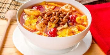 Semangkuk asinan buah khas Bogor dengan kuah merah segar (Sumber: Dapurkobe