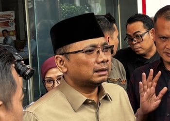 KPK menyatakan akan memverifikasi laporan Boyamin tentang dugaan Yaqut Cholil Qoumas menjadi pengawas haji 2024 dan menerima honor Rp7 juta/hari. Simak detail laporan, respons, dan regulasi terkait. Foto: VOI.id