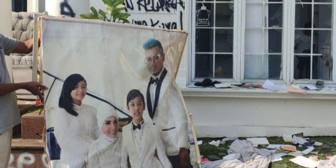 Sejumlah barang yang diduga dijarah dari rumah Uya Kuya terlihat dikumpulkan polisi sebagai barang bukti setelah insiden penjarahan. (Sumber: VOI)