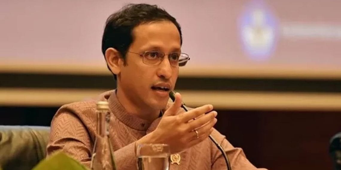 Nadiem Makarim memberikan keterangan kepada wartawan didampingi tim kuasa hukum—momen tersebut terjadi saat penyelidikan Kejaksaan Agung terkait kasus pengadaan Chromebook. (Sumber: VOI melalui Reuters)