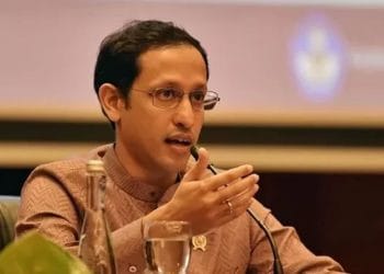 Nadiem Makarim memberikan keterangan kepada wartawan didampingi tim kuasa hukum—momen tersebut terjadi saat penyelidikan Kejaksaan Agung terkait kasus pengadaan Chromebook. (Sumber: VOI melalui Reuters)
