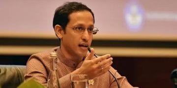 Nadiem Makarim memberikan keterangan kepada wartawan didampingi tim kuasa hukum—momen tersebut terjadi saat penyelidikan Kejaksaan Agung terkait kasus pengadaan Chromebook. (Sumber: VOI melalui Reuters)