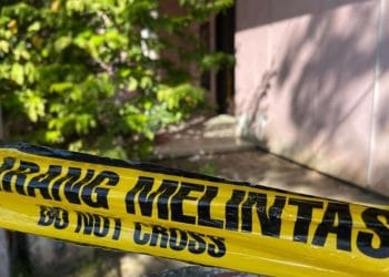 Garis polisi di lokasi kejadian pembunuhan satu keluarga di Indramayu, Jawa Barat—tempat jenazah ditemukan terkubur. (Sumber: VOI via ANTARA)