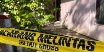 Garis polisi di lokasi kejadian pembunuhan satu keluarga di Indramayu, Jawa Barat—tempat jenazah ditemukan terkubur. (Sumber: VOI via ANTARA)