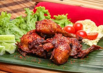 Inilah resep ayam goreng tulang lunak presto dengan air kelapa. Hasilnya empuk sampai ke tulang, gurih, bumbu meresap, dan tidak hancur. Cocok jadi lauk favorit keluarga. (Sumber: Dapur Kobe)