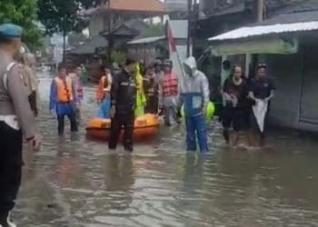 Evakuasi balita dan lansia di Denpasar oleh tim SAR menggunakan perahu karet—tampak warga terdampak banjir sedang dipindahkan ke tempat aman. (Sumber: balipost.com)