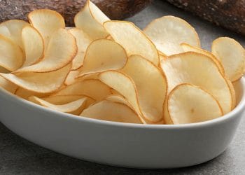 Keripik singkong renyah dengan balado kering sebagai bumbu pelengkap (Sumber: Tokopedia)