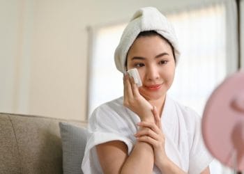 Temukan rahasia rutinitas pagi sederhana dan murah meriah yang bisa membuat kulit tetap sehat, segar, dan bercahaya alami sepanjang hari. Foto: Freepik