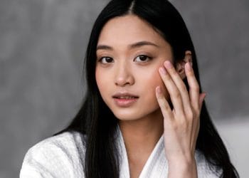 Tanpa sadar, kebiasaan sehari-hari bisa bikin kulit cepat keriput. Kenali penyebabnya dan cara sederhana menjaga kulit tetap sehat dan awet muda. Foto: Freepik