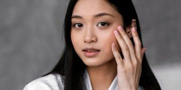 Tanpa sadar, kebiasaan sehari-hari bisa bikin kulit cepat keriput. Kenali penyebabnya dan cara sederhana menjaga kulit tetap sehat dan awet muda. Foto: Freepik