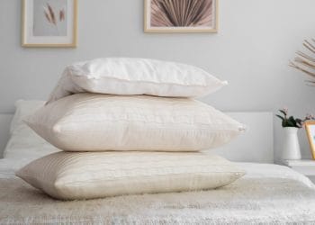 Sarung bantal yang jarang diganti bisa jadi sumber bakteri, minyak, dan kotoran penyebab jerawat serta kulit kusam. Ketahui risikonya di sini. Foto: Freepik