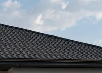 Temukan panduan perawatan atap rumah untuk mencegah bocor dan kerusakan dini. Praktis, mudah diterapkan, dan membuat rumah lebih awet. Foto: Freepik