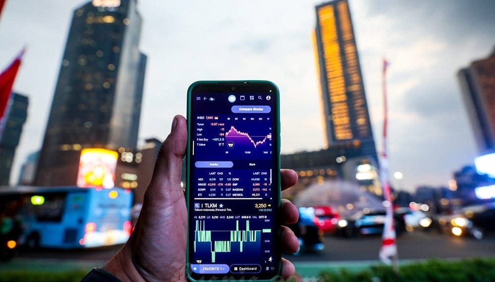 Demonstrasi di Jakarta memicu aksi jual saham oleh investor asing, membuat IHSG anjlok 1,53 %. Simak detail saham yang dilego dan efeknya terhadap pasar.