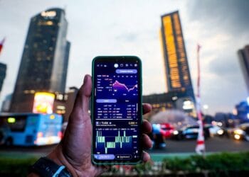 Demonstrasi di Jakarta memicu aksi jual saham oleh investor asing, membuat IHSG anjlok 1,53 %. Simak detail saham yang dilego dan efeknya terhadap pasar.