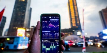 Demonstrasi di Jakarta memicu aksi jual saham oleh investor asing, membuat IHSG anjlok 1,53 %. Simak detail saham yang dilego dan efeknya terhadap pasar.
