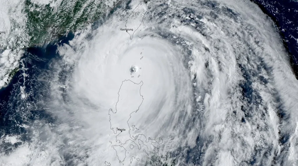 Mengulas Super Topan Ragasa, badai paling dahsyat tahun 2025. Simak faktor pembentuknya, mengapa begitu kuat, dan dampak besar yang mungkin ditimbulkan bagi wilayah terdampak. Foto: JMA/Himawari-9, RAMMB/CIRA, The Watchers